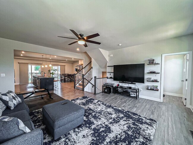 Building Photo - Luxurious 4 Bedroom 3.5 Bathroom End Unit ...