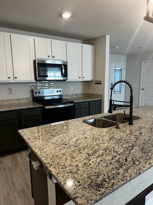 Building Photo - "Spacious 4-Bedroom Gem with 2.5 Baths in ...