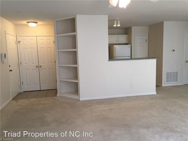 Foto del edificio - 2 br, 2 bath House - 133 James Rd. #1D