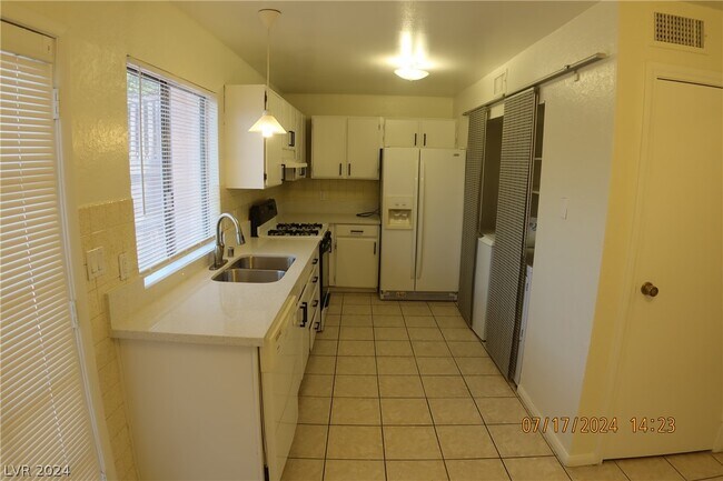 Foto del edificio - 4033 Evening Breeze Ct