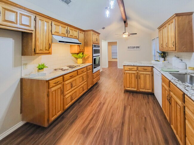 Building Photo - Stunning 3-2-2 in Arlington