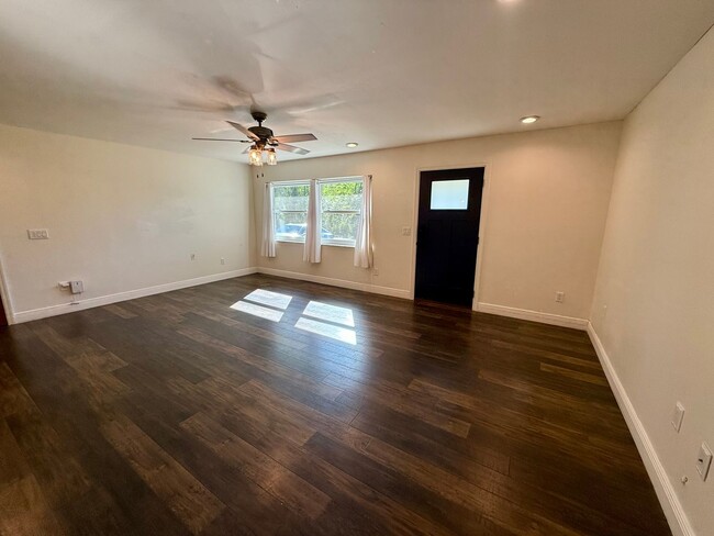 Building Photo - 3/2 Remodeled Ocoee Home