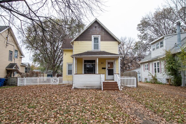 Building Photo - 912 9th St N