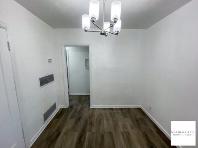 Building Photo - REMODELED TOP FLOOR 2BR/1BA IN SMALL AND Q...