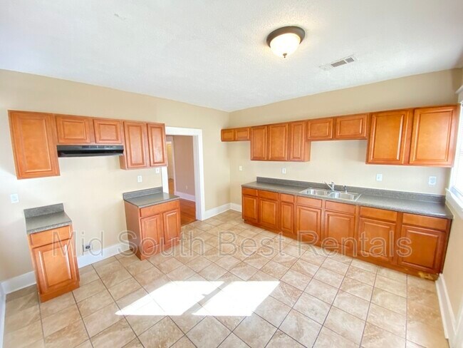 Building Photo - 1469 Snowden Ave