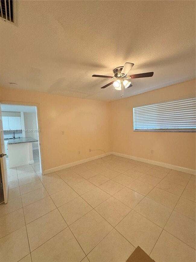 Foto del edificio - 8851 NW 119th St