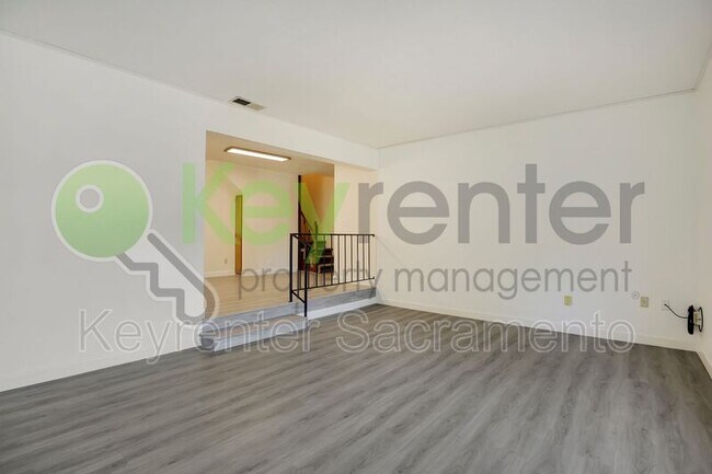 Building Photo - 809 N Hobson Ave