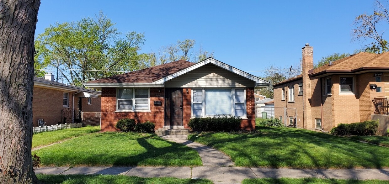 Foto principal - 14444 Ellis Ave