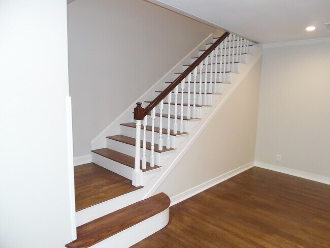 Foto del edificio - Total Remodel Townhome-Like Unit in Berkel...