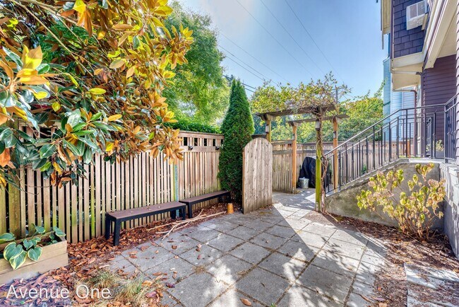 Foto del edificio - 3 br, 2.5 bath House - 529 11th Ave E Unit B