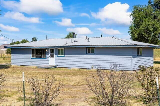 Primary Photo - 3 Bedroom 2 Bathroom Newly Updated House