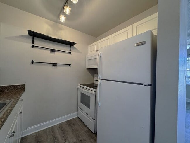 Building Photo - Updated 1/1 Villa