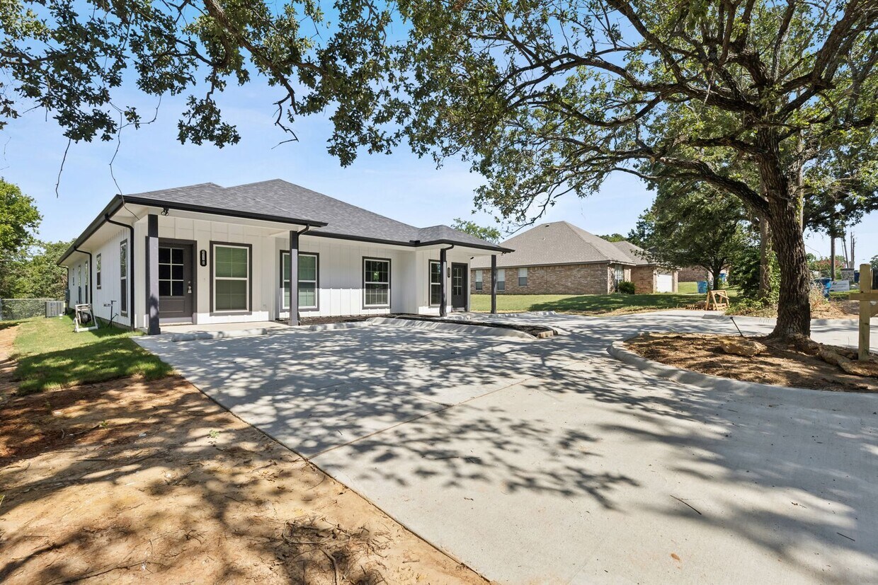 211 N Eastern St Unit B, Keene, TX 76059 Room for Rent in Keene, TX