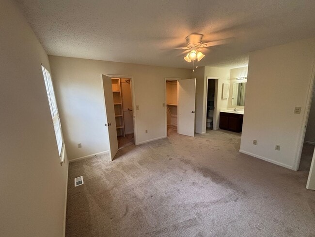 Building Photo - 2 Bedroom, 2.5 Bath Townhome in Virginia B...