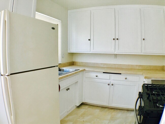 Building Photo - Minutes drive to the beach Hardwood flooring all throughout Large Deck with a Yard