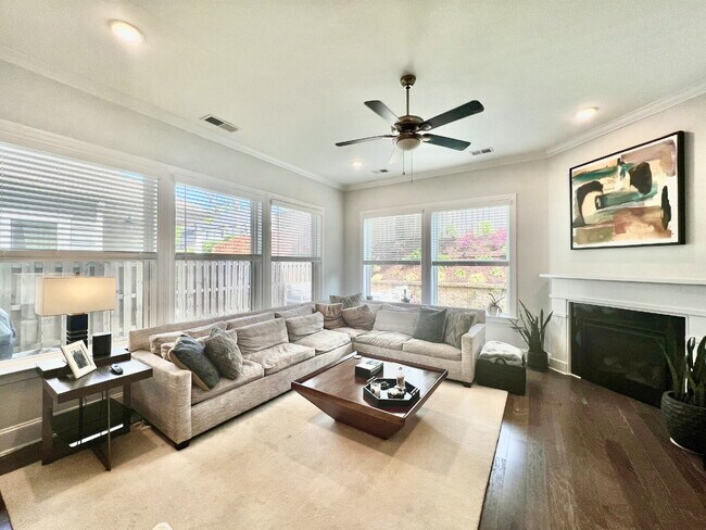 Foto del edificio - LUXURY TOWNHOME near Southend