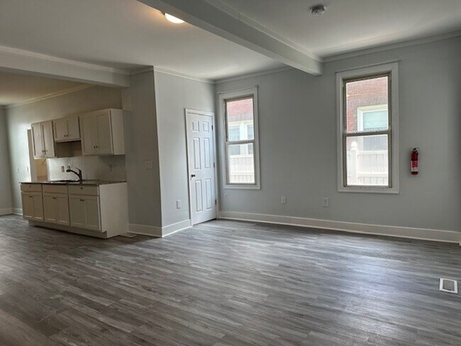 Building Photo - Renovated 1st Floor 2 Bedroom 1 Bathroom A...