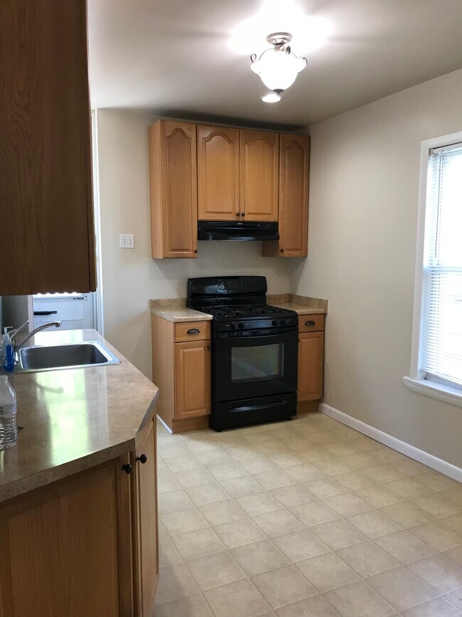 Building Photo - 14 N Wells Ave