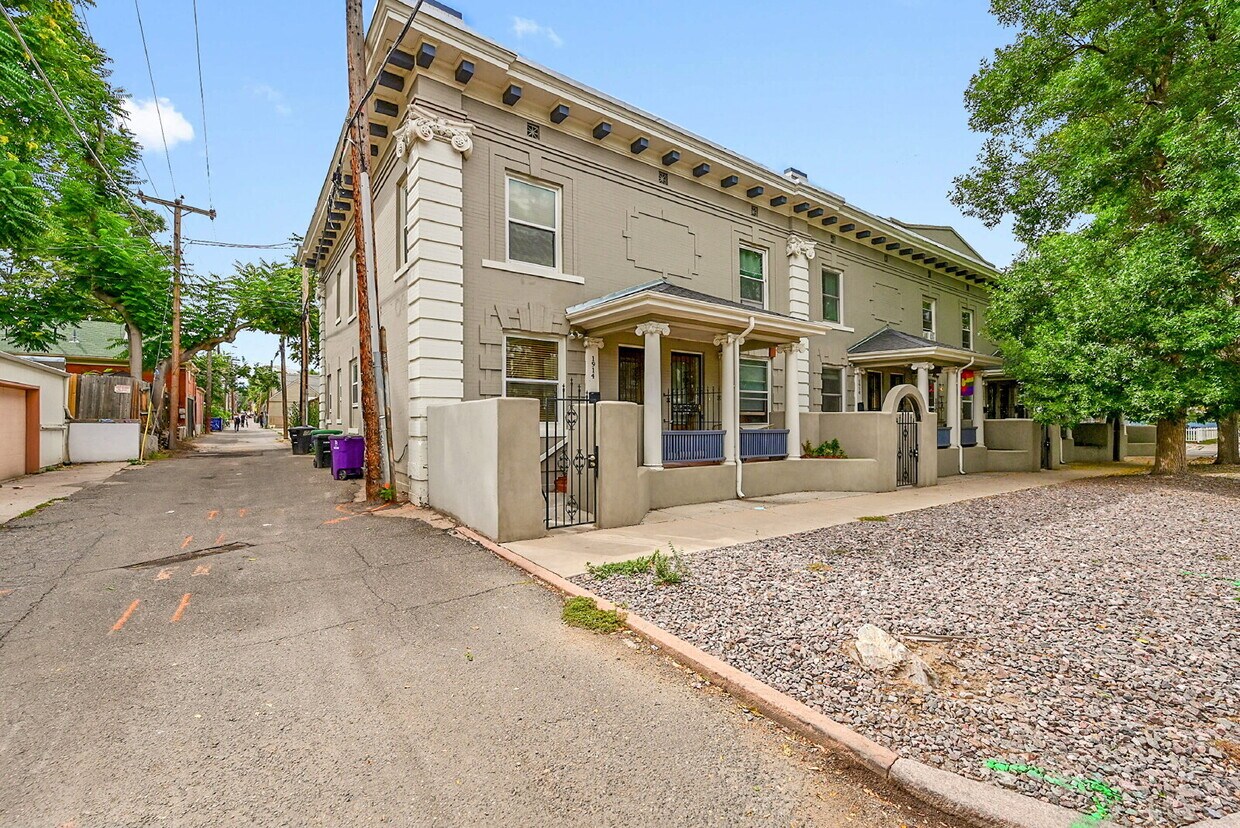 Foto principal - $2,295.00 - 3 Bedrooms, 1.5 Bathroom, Town...