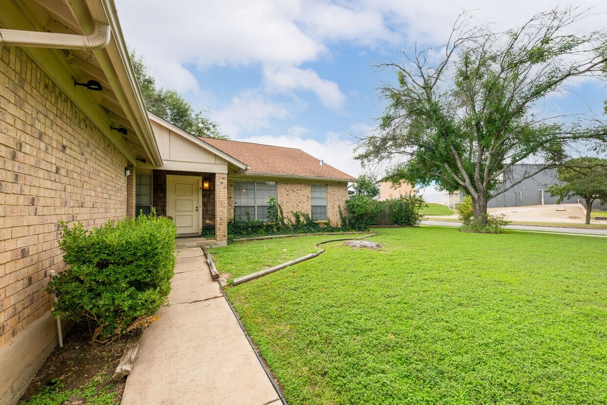2605 Brickford Cove Unit B, Austin, TX 78745 Room for Rent in Austin