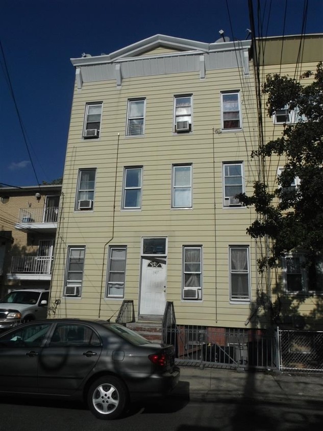 Building Photo - 128 St Pauls Ave
