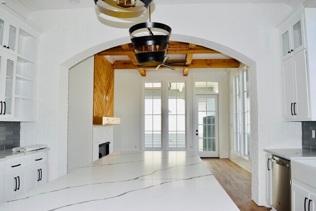 SALA DE ESTAR - 3305 Pointe Marie Dr