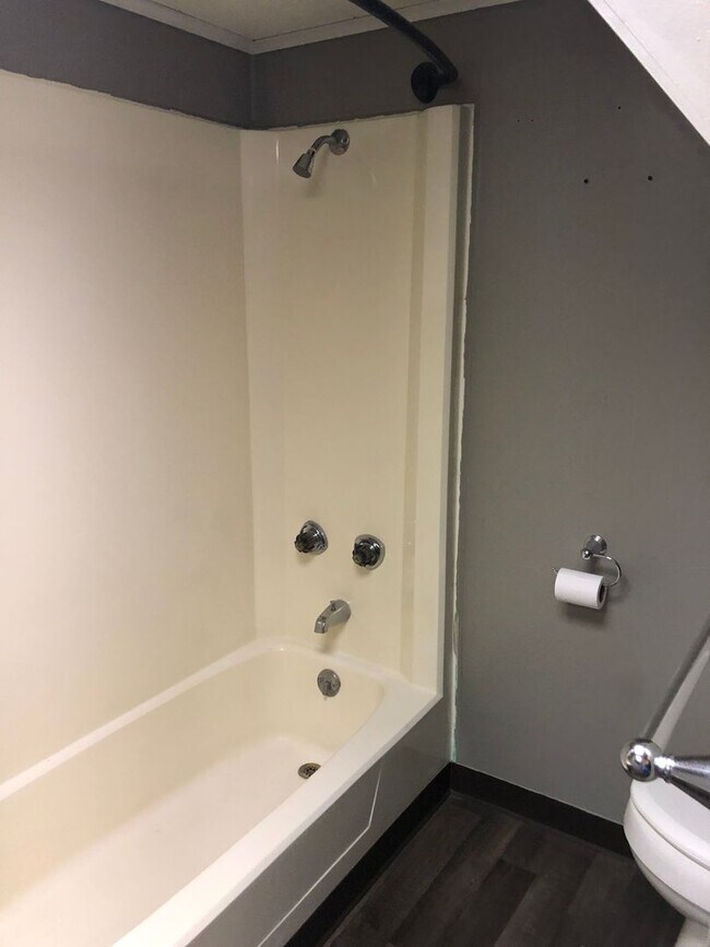 Building Photo - 2 bedroom home