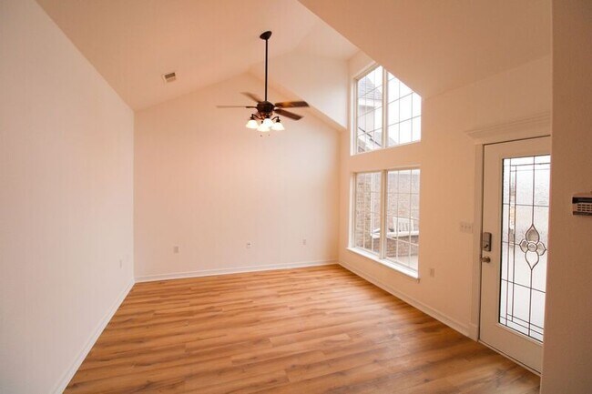 Foto del edificio - 10703 Douglas Dr