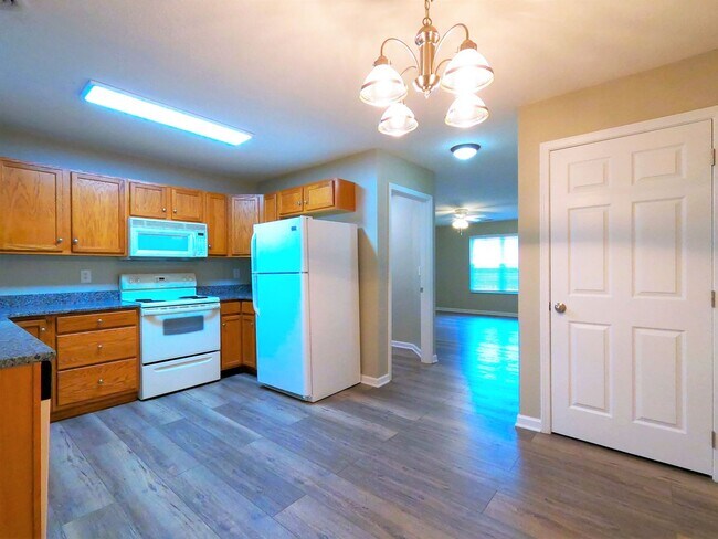 Foto del edificio - FOUNTAIN CITY: GROUND LEVEL 2 BEDROOM, 2 BATHROOM CONDO IN MAPLE CHASE