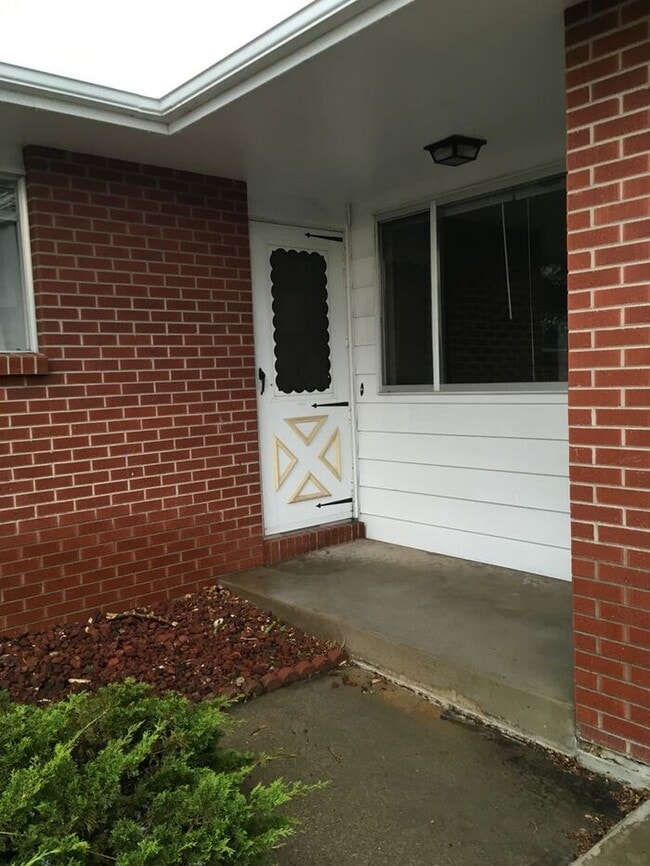 Building Photo - 2 Bed, 1.5 Bath Duplex for Rent in Fort Co...