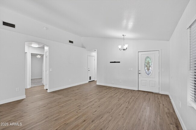 Foto del edificio - 1365 E Betsy Ln