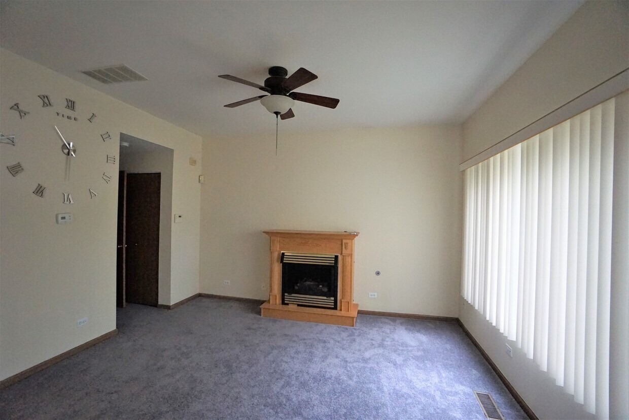 100 Creston Cir Unit 100, Aurora, IL 60504 Condo for Rent in Aurora, IL