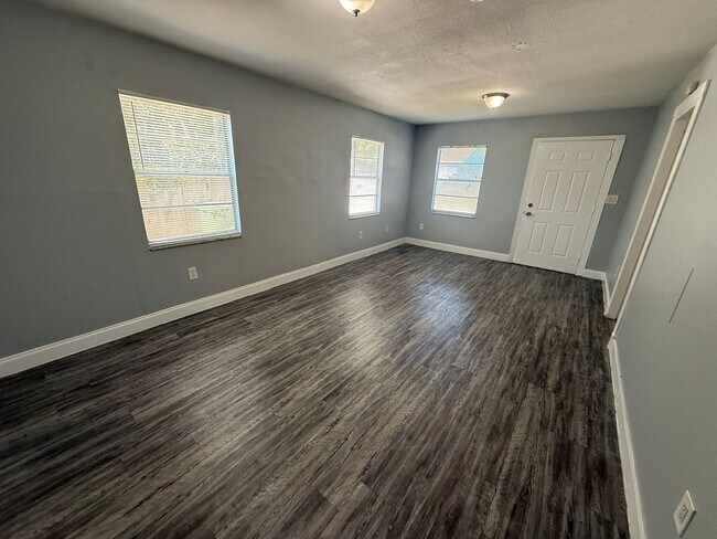 Building Photo - 3/2 Tampa Move In Ready !