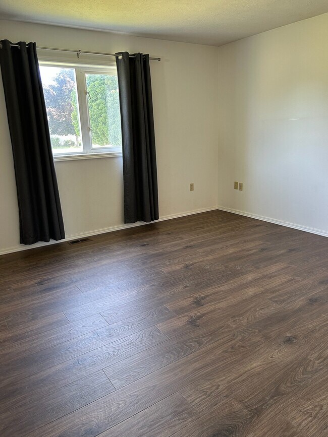 Building Photo - 654 Maple Pl