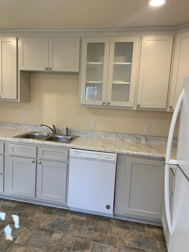 Foto del edificio - 3 Bedroom House with Private Backyard