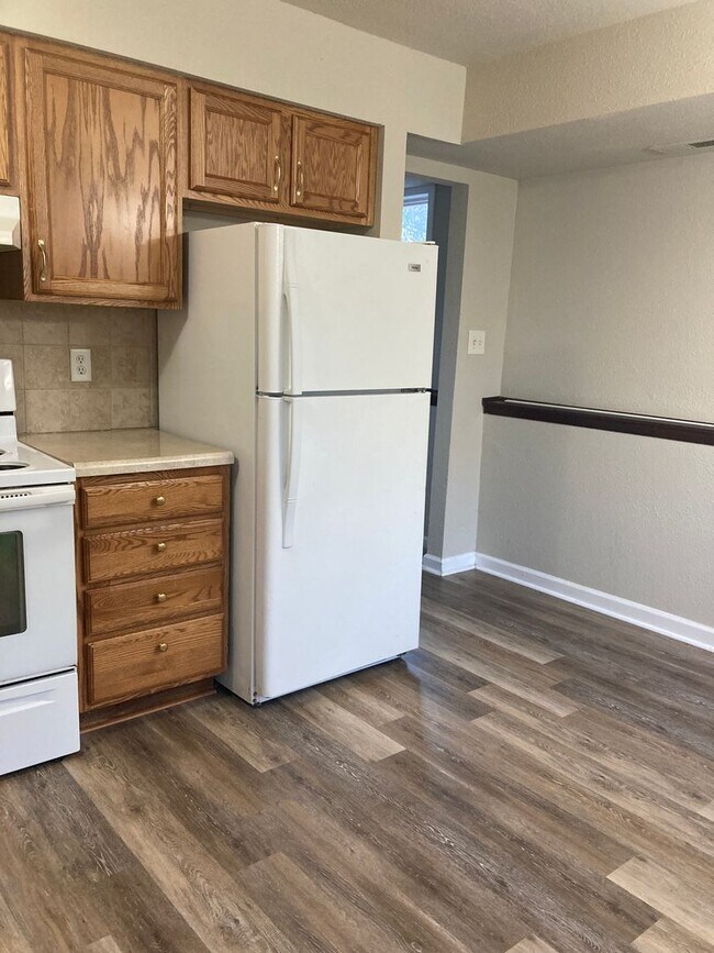 Building Photo - Newly updated 3 Bedroom 1 Bathroom Townhouse