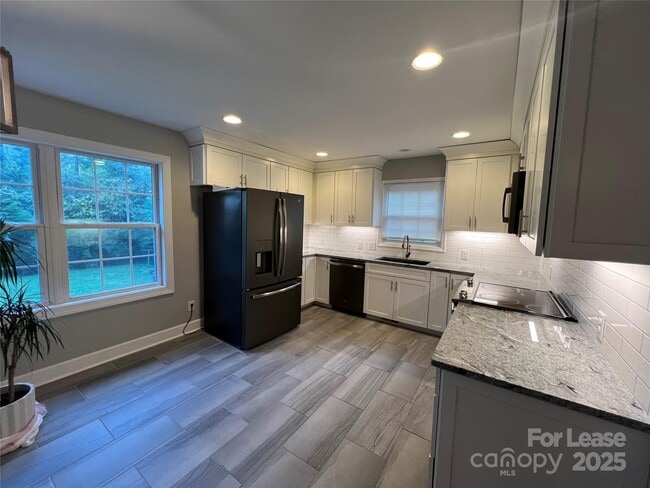 Foto del edificio - 5908 Amity Pl