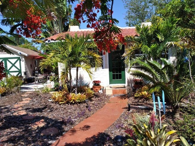 Building Photo - 1016 N E St