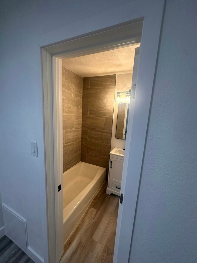 Foto del edificio - 934 1/2 Simmons Avenue, Unit 934 1/2