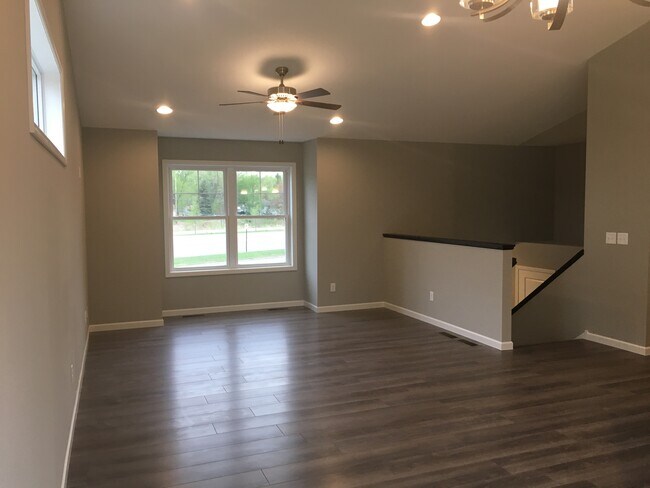 Foto del edificio - 4724 Lakeland Ave N