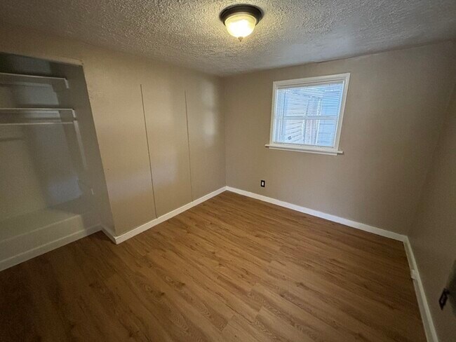 Building Photo - 3 bed 1 bath home