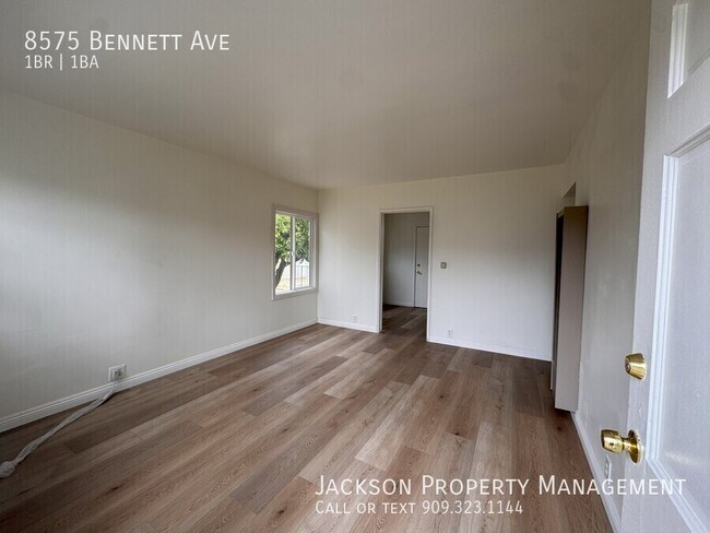 Foto del edificio - 8575 Bennett Ave