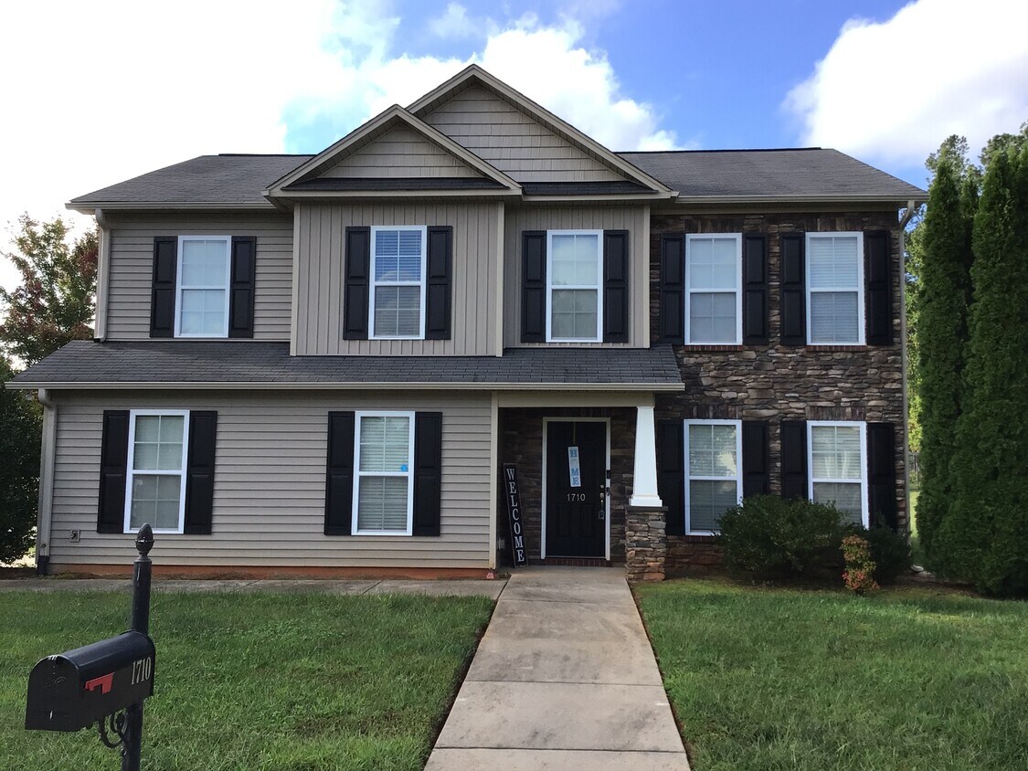 1710 Crestlawn Trail House Rental in Pfafftown, NC