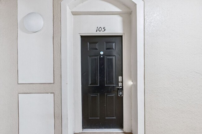 Foto del edificio - Upscale & renovated 3Bedrooms / 2Baths condo-unit in MetroWest community!