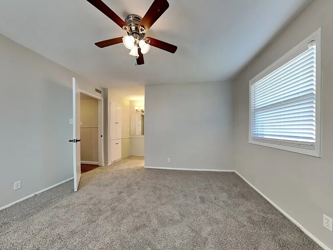 Building Photo - 926 N Waterview Dr