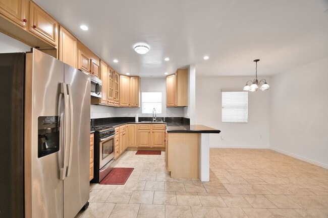 Foto del edificio - Spacious 4 Bedroom Home with A/C
