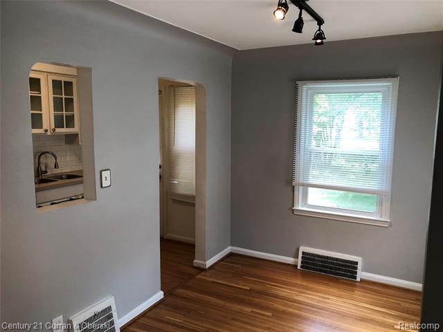 Building Photo - 18247 W Outer Dr