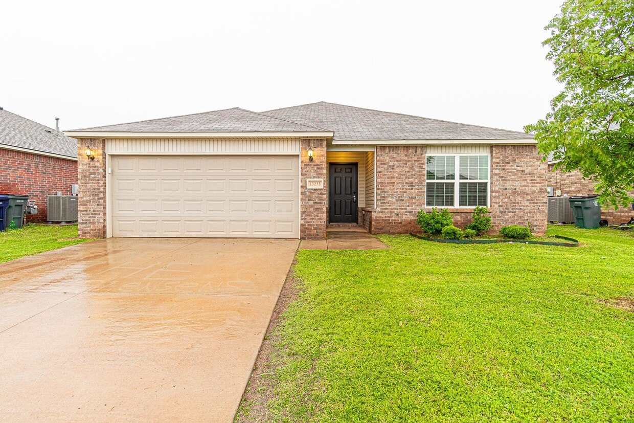 Primary Photo - 3 bedroom, 2 bath home in Colony Pointe ne...