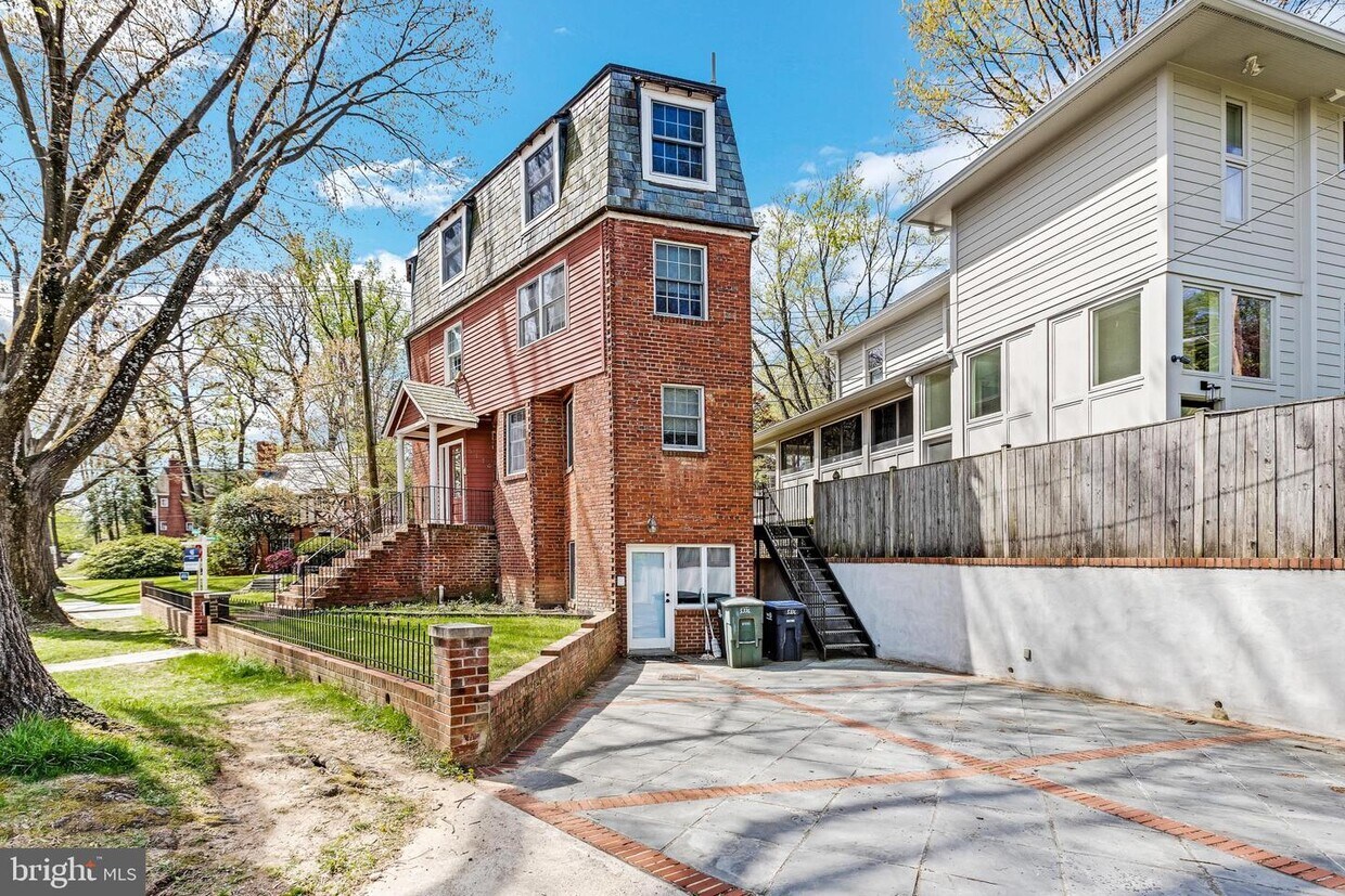 Foto principal - 5336 Chevy Chase Pkwy NW
