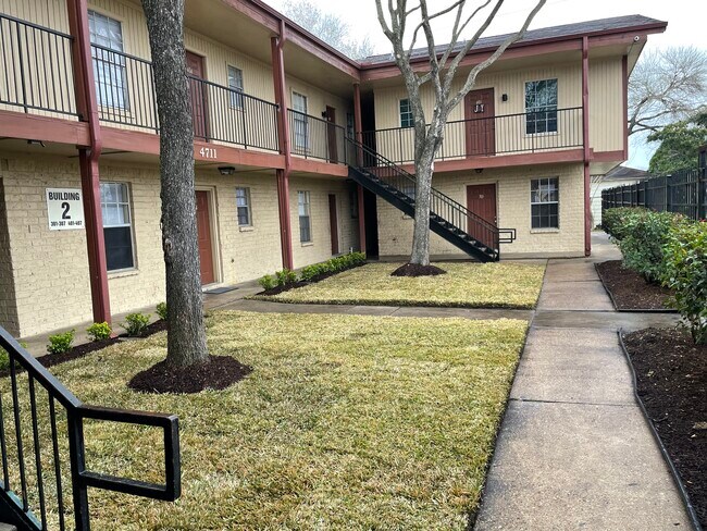Courtyard - 4711 Palisade Dr